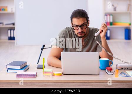 Junge Designerin, die im Büro arbeitet Stockfoto