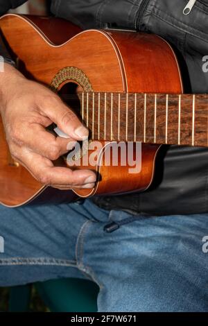 Nahaufnahme einer akustischen Gitarre, die von gespielt wird Ein Musiker Stockfoto