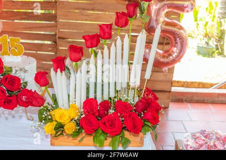 Farbenfrohe Szene mit roten und gelben Rosen Stockfoto