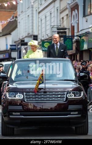 Windsor, Großbritannien. April 2016. Königin Elizabeth II. Und Prinz Philip fuhren heute im Rahmen der Feierlichkeiten zum 90. Geburtstag von Königin Elizabeth II. In einem Range Rover mit offenem Oberdeck die Peascod Street in Windsor entlang Quelle: Maureen McLean/Alamy Stockfoto