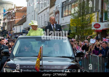 Windsor, Großbritannien. April 2016. Königin Elizabeth II. Und Prinz Philip fuhren heute im Rahmen der Feierlichkeiten zum 90. Geburtstag von Königin Elizabeth II. In einem Range Rover mit offenem Oberdeck die Peascod Street in Windsor entlang Quelle: Maureen McLean/Alamy Stockfoto