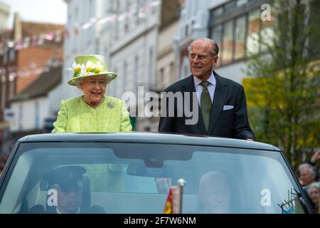 Windsor, Großbritannien. April 2016. Königin Elizabeth II. Und Prinz Philip fuhren heute im Rahmen der Feierlichkeiten zum 90. Geburtstag von Königin Elizabeth II. In einem Range Rover mit offenem Oberdeck die Peascod Street in Windsor entlang Quelle: Maureen McLean/Alamy Stockfoto