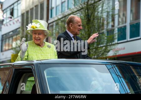 Windsor, Großbritannien. April 2016. Königin Elizabeth II. Und Prinz Philip fuhren heute im Rahmen der Feierlichkeiten zum 90. Geburtstag von Königin Elizabeth II. In einem Range Rover mit offenem Oberdeck die Peascod Street in Windsor entlang Quelle: Maureen McLean/Alamy Stockfoto