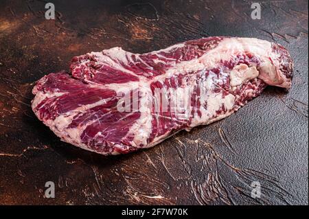 Rohes, hängendes, zartes oder onglet-Rindersteak. Dunkler Hintergrund. Draufsicht Stockfoto