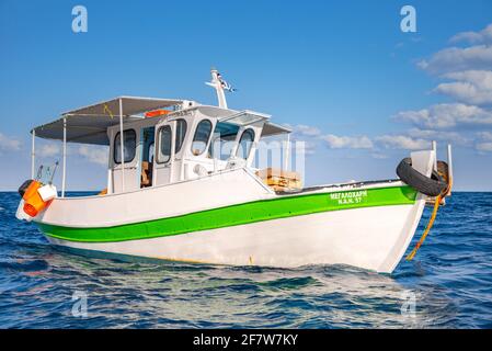 Fisherman fischt frische Fische mit gelben Fischernetzen auf einem Fischerboot, Kreta, Griechenland Stockfoto