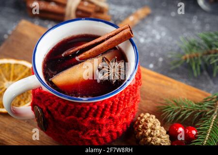 Nahaufnahme eines heißen Glühweingetränks in einem gemütlichen Becher Stockfoto