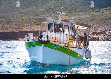 Fisherman fischt frische Fische mit gelben Fischernetzen auf einem Fischerboot, Kreta, Griechenland Stockfoto