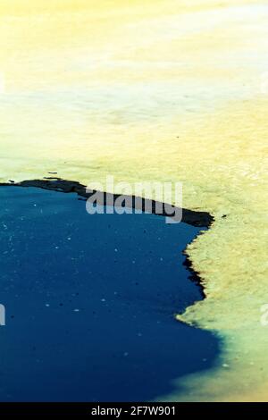 Die Öffnung des Wassers (der Rand polynja), das runde tauende Loch im Eis unter dem verfaulten Wintereis - die gefährliche Stelle Stockfoto