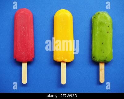 Grüne, gelbe und rote Früchte Eis, Kiwi, Zitrone, Orange, Erdbeere, himbeere. Sommerhintergrund Stockfoto