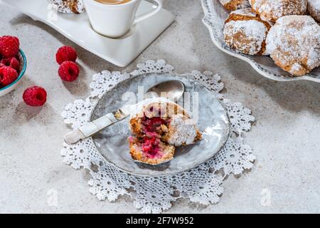 Himbeer-Amaretti-Kekse: Traditionelles italienisches Dessert Stockfoto