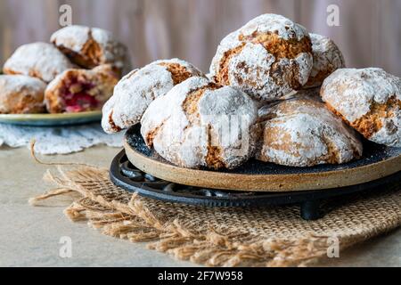 Himbeer-Amaretti-Kekse: Traditionelles italienisches Dessert. Stockfoto