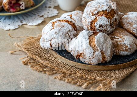 Himbeer-Amaretti-Kekse: Traditionelles italienisches Dessert. Stockfoto