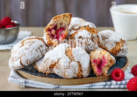 Himbeer-Amaretti-Kekse: Traditionelles italienisches Dessert. Stockfoto