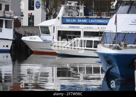 10. April 2021, Mecklenburg-Vorpommern, Stralsund: Im Hafen von Stralsund liegen Boote. Foto: Stefan Sauer/dpa Stockfoto