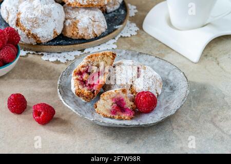 Himbeer-Amaretti-Kekse: Traditionelles italienisches Dessert. Stockfoto