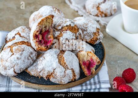 Himbeer-Amaretti-Kekse: Traditionelles italienisches Dessert. Stockfoto