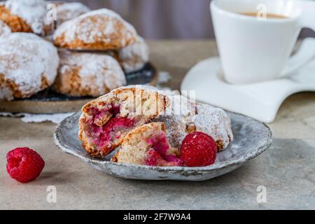 Himbeer-Amaretti-Kekse: Traditionelles italienisches Dessert. Stockfoto