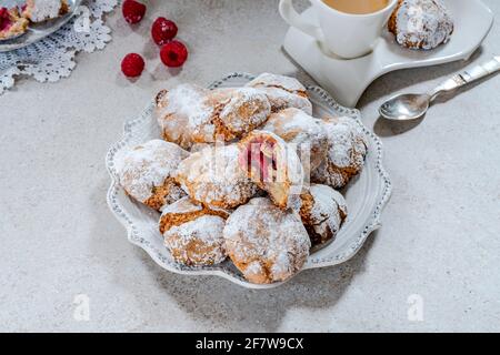 Himbeer-Amaretti-Kekse: Traditionelles italienisches Dessert. Stockfoto