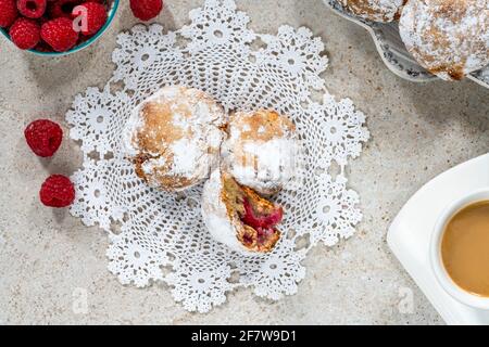 Himbeer-Amaretti-Kekse: Traditionelles italienisches Dessert. Ansicht von oben Stockfoto