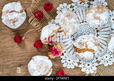 Himbeer-Amaretti-Kekse: Traditionelles italienisches Dessert. Ansicht von oben Stockfoto