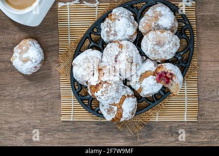 Himbeer-Amaretti-Kekse: Traditionelles italienisches Dessert. Ansicht von oben Stockfoto