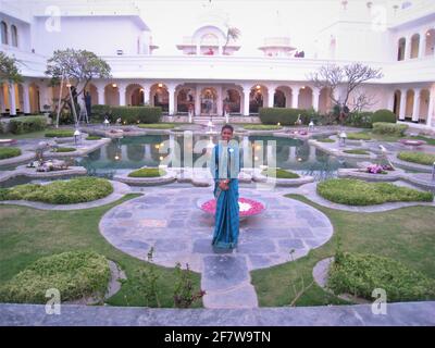 Der wunderschöne Garten im luxuriösen 5-Sterne-Hotel Taj Lake Palace in Indien. Stockfoto