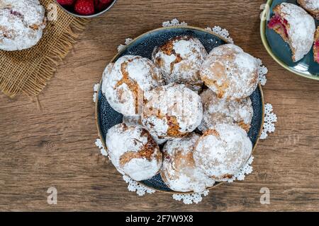 Himbeer-Amaretti-Kekse: Traditionelles italienisches Dessert. Ansicht von oben Stockfoto