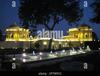 Luxushotel am See in Udaipur in Indien bei Nacht. Stockfoto