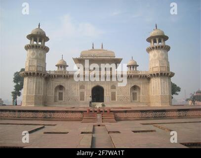 Taj Mahal Mini ist offiziell bekannt als Maqbara Yadgare Mohabbat Tajammuli Begum ist eine Nachbildung des berühmten Taj Mahal. ´s befindet sich in Agra in Indien. Stockfoto