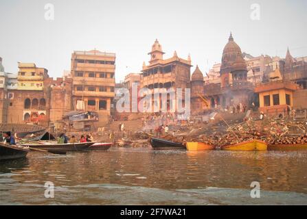 Varanasi am frühen Morgen vom Ganges aus gesehen. Varanasi liegt am Westufer des Ganges in Uttar Pradesh in Indien. Stockfoto