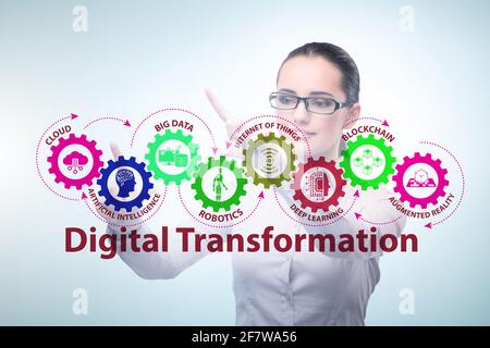 Geschäftsmann im Konzept der digitalen Transformation Stockfoto