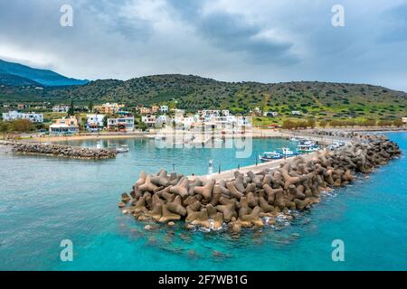 Blick auf das traditionelle griechische Dorf Milatos, Kreta, Griechenland. Stockfoto