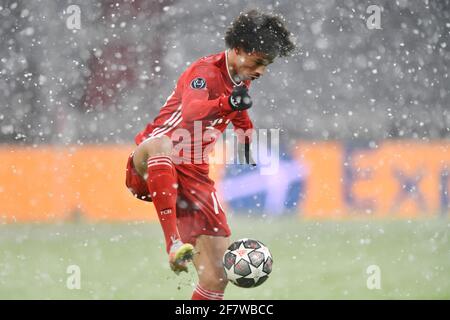 Leroy SANE (FC Bayern München) auf dem Ball, Action, Einzelbild, getrimmt Einzelmotiv, Halbfigur, Halbfigur. FC Bayern München-Paris Saint Germain (PSG) 2-3, Fußball Champions League Viertelfinale am 7. April 2021 verbieten die ALLIANZAREN A. die DFL-VORSCHRIFTEN DIE VERWENDUNG VON FOTOS ALS BILDSEQUENZEN UND/ODER QUASI-VIDEOS. Foto: Jens Niering/Pool via SVEN SIMON Fotoagentur GmbH & Co. Pressefoto KG # Prinzessin-Luise-Str. 41 # 45479 M uelheim/R uhr # Tel 0208/9413250 # Fax. 0208/9413260 # GLS BANK # BLZ 430 609 67 # KONTO 4030 025 100 # IBAN DE75 4306 0967 4030 0251 00 # BIC GENODEM1GLS # Stockfoto