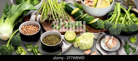 Set von verschiedenen grünen Gemüse und Obst wie Kohl, Brokkoli, Spargel, Erbsen, Rosenkohl, Zucchini, Paprika, Knoblauch, Bohnen, pak Choy, Kalk Stockfoto