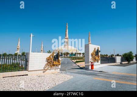 Scheich Khalifa bin Zayed Al Nahyan Moschee in Al Ain Die Stadt des Emirats Abu Dhabi wird die größte Moschee in der Stadt an einem sonnigen Tag mit Blau Himmel Stockfoto