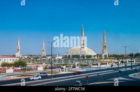 Scheich Khalifa bin Zayed Al Nahyan Moschee in Al Ain Die Stadt des Emirats Abu Dhabi wird die größte Moschee in der Stadt an einem sonnigen Tag mit Blau Himmel Stockfoto