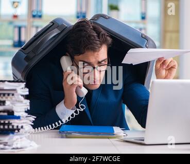 Die Mitarbeiter denken der Urlaub aufgrund der übermäßigen Arbeitsbelastung Stockfoto