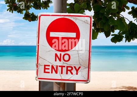 Rot gefärbtes Hinweisschild ohne Einfahrt an einer Stange vor dem Weißen Strand und dem blauen Meer auf der Insel Boracay, Provinz Aklan, Philippinen, Asien Stockfoto