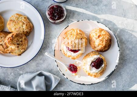 Traditionelle britische Scones mit gerinnter Creme, Himbeermarmelade. Stockfoto