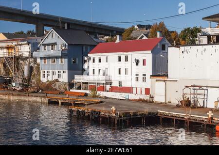 Kristiansund Blick auf das Meer mit alten hölzernen Scheunen in der Nähe der Brücke, norwegische Küstenlandschaft Stockfoto