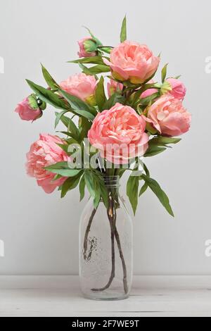Nahaufnahme wunderschöne rosa Pfingstrosen Blumen in Vase Stockfoto