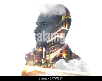 Dreifache Belichtung des jungen Geschäftsmannes, beleuchtete Stadt in der Nacht und Wolken auf weißem Hintergrund Stockfoto