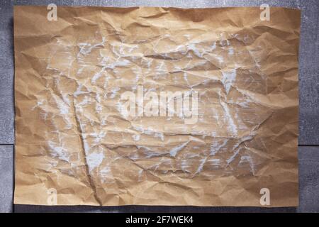 Bemaltes Papier Hintergrund Textur als abstrakte Oberfläche. Bemalte zerknitterte oder zerknitterte Handwerk Papier Hintergrund Stockfoto