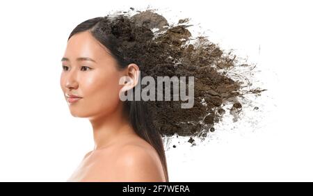 Schöne asiatische Frau mit Haaren aus Henna-Pulver auf Weißer Hintergrund Stockfoto