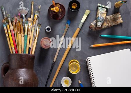 Pinsel und Tuben mit Painter-Tools an abstrakten Tisch Hintergrundtextur. Kunstmaler Konzept und Pinsel Stockfoto