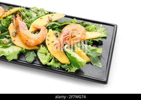 Teller mit frischem Mangosalat mit Garnelen auf weißem Hintergrund Stockfoto