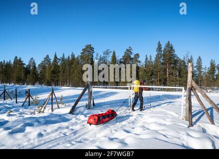 Ein Ende einer Skitourenreise auf die Straße in der Nähe von Raja-Jooseppi, Inari, Lappland, Finnland Stockfoto