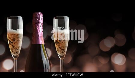 Flasche und zwei Gläser mit Champagner. Neujahrsfest. Stockfoto