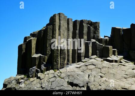 Basaltsäulen in Felsformation. Nationales Naturdenkmal von Panska Skala bei Kamenicky Senov in der Tschechischen Republik. Stockfoto