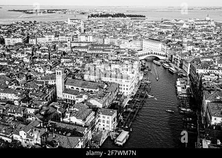 Venedig, Rialtobrücke und Grand Canal aus dem Himmel in Schwarz-Weiß-Bild Stockfoto